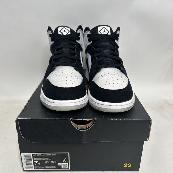 Nike Shoes Air Jordan 1 Retro Mid SE GS “Diamond Shorts” 2024 - Picture 2 of 9